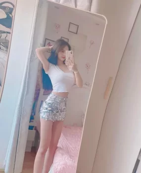 粉嫩小逼，会喷水，肤白貌美