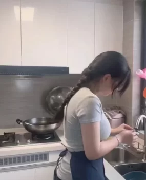 胸大肤白的美女