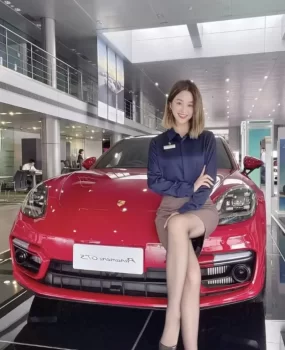 卖保时捷的长腿黑丝御姐自带体香业绩不好出