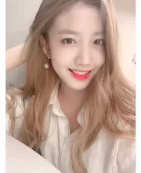 20岁小仙女兼职身材好胸大皮肤白水多b嫩